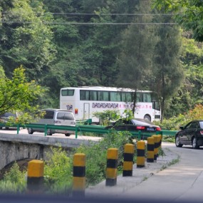我们的车队在山路上