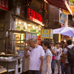 国人为中国女性设计的衣服还是很有味道的