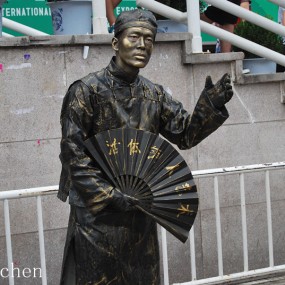 行为艺术—活体铜人