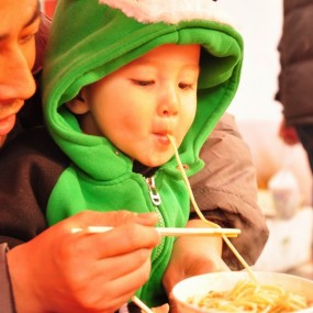 庙会上的绿衣宝宝