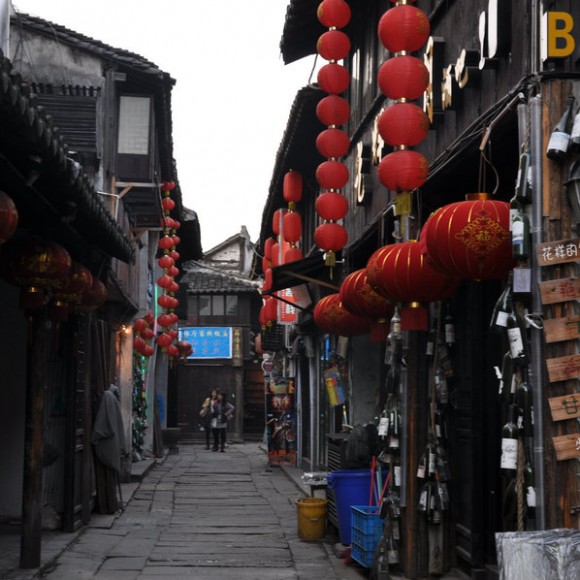 近来去浙江西塘古镇采风，其人文景观保持完好。沿河而建的街景，江南特色的小桥......