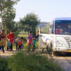 校车来到村路口