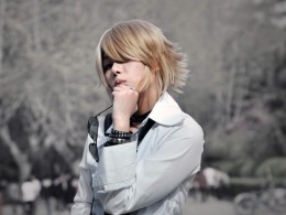 摄影系大四女学生