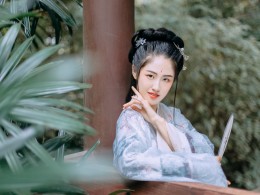 若非群玉山头见