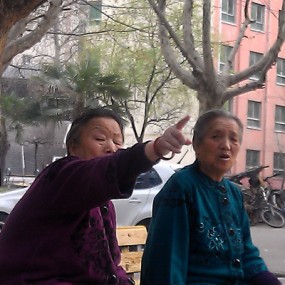 手机拍摄人物纪实-交谈的老人