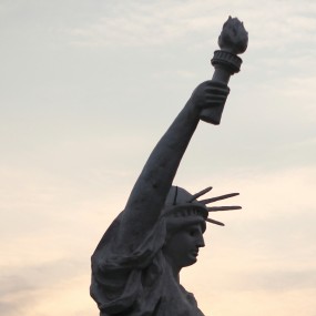 自由女神，冒充纽约归来。