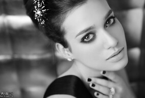 经典的黑白灰美人