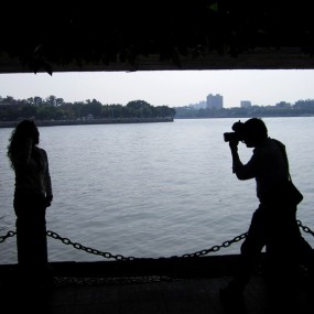 春节的珠江边上-----孩子镜头里的爸和妈！