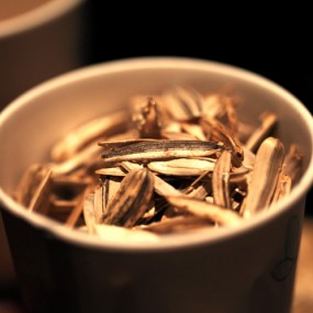 大光圈下装满瓜子壳的杯子