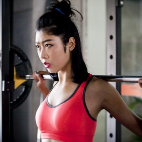 美女暗光下的照片惨了点儿