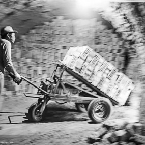 砖厂劳动者好长时间都没有发帖了昨天去砖厂拍了几张光线太暗高感但是快门还是没有....