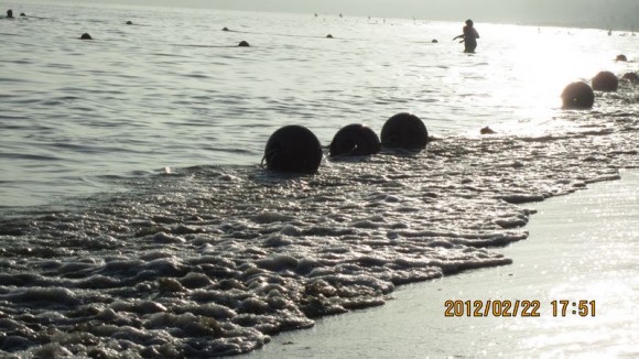 卡片拍海边落日