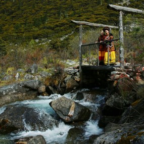 《村边的小河》