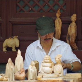 木雕木刻-沉浸在艺术中的人总是很专注