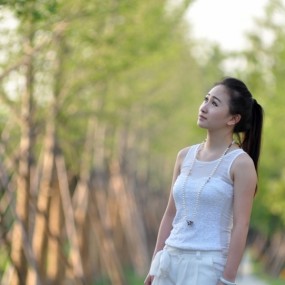 唐延路边展丽姿