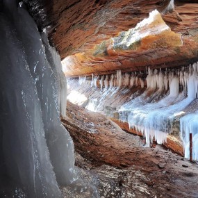 休闲游庆阳黑老锅冰窖悬挂奇观