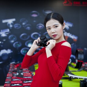 用舞蹈元素推介摄影器材也很吸睛