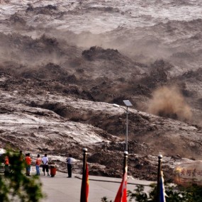 黄河壶口瀑布廿叁年之最大洪水