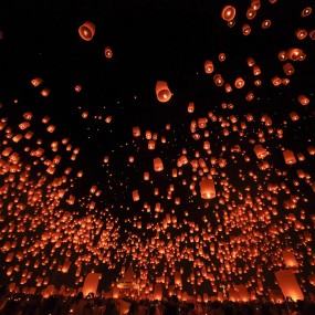 清迈水灯节放天灯