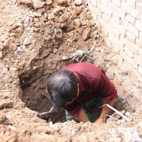 献给五一劳动节；他们是小小土方工