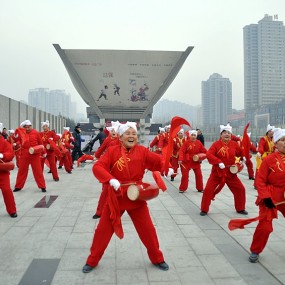 敲打腰鼓的人们（随拍）