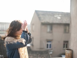 一半明媚，一半忧伤