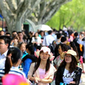 杭州西湖边游人如织