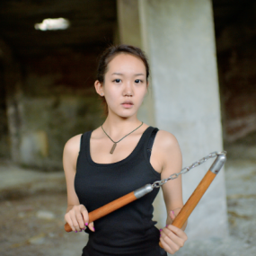 这个美女有点狠