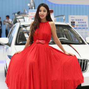 红裙车模，国庆的喜悦仿佛印衬在上面。