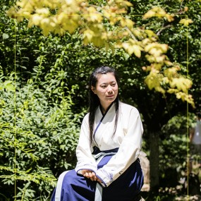 公园蹭拍俩美女