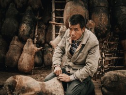 兰州黄河边的羊皮筏子渡河人