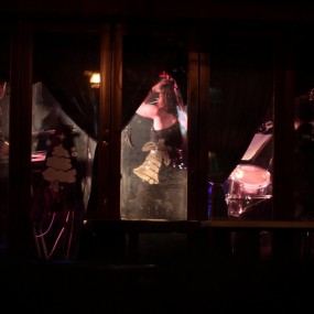 用橡皮泥把手机沾在三脚架上，拍下这一组