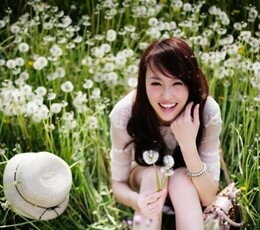 蒲公英中的女生