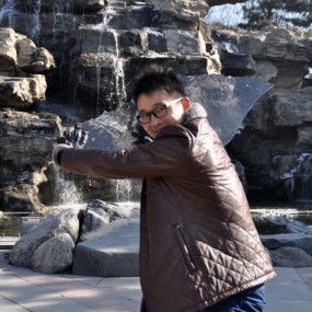 帅哥要“砍人”呢，快来救救她