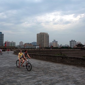 老外骑车逛城墙