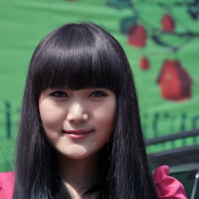 白桦林间之长发美女