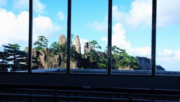 蓝天白云中的黄山