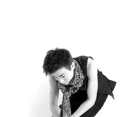 时装设计师。荣驰