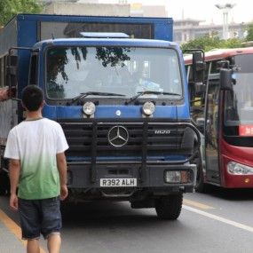 为啥外国的、箱式货车、白天能在南大街乱停乱放！