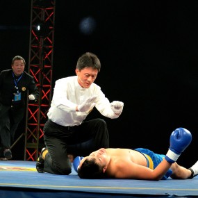 一拳击倒，教练笑了。