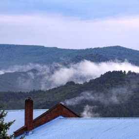 窗外兴安雾缭绕