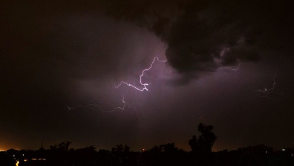 老片新发之的伊斯兰堡屋顶的闪电