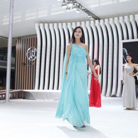 别克展台的瑜伽表演