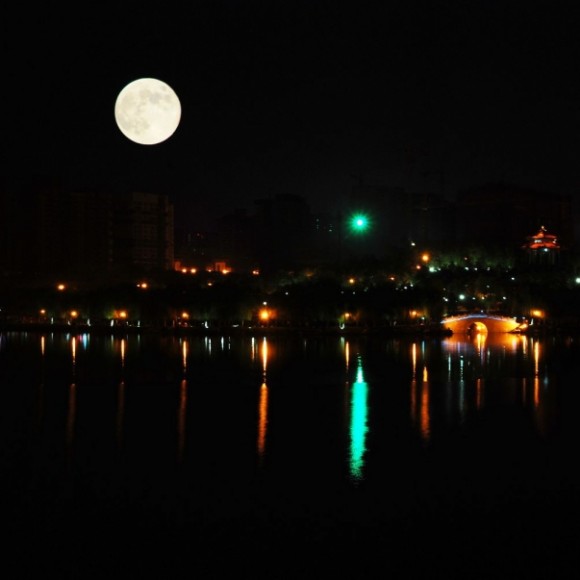 十五的月亮十五圆