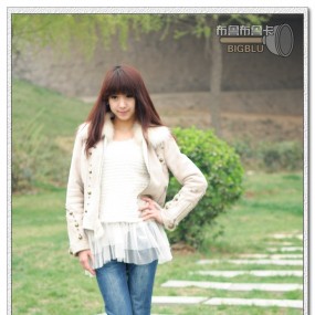 在玻璃镜片那边：粉红、嫩绿、亮白