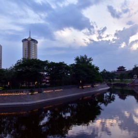 夜幕悄悄降临西安古城