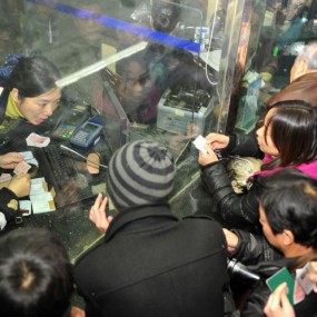 长沙春运预售第一天购票火爆现场