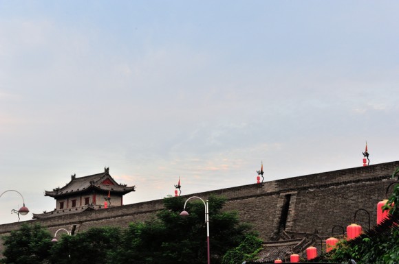 西安城墙根下的傍晚