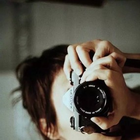 手捧相机的年代