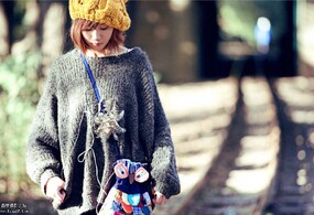 暖暖阳光下的黑色毛衣